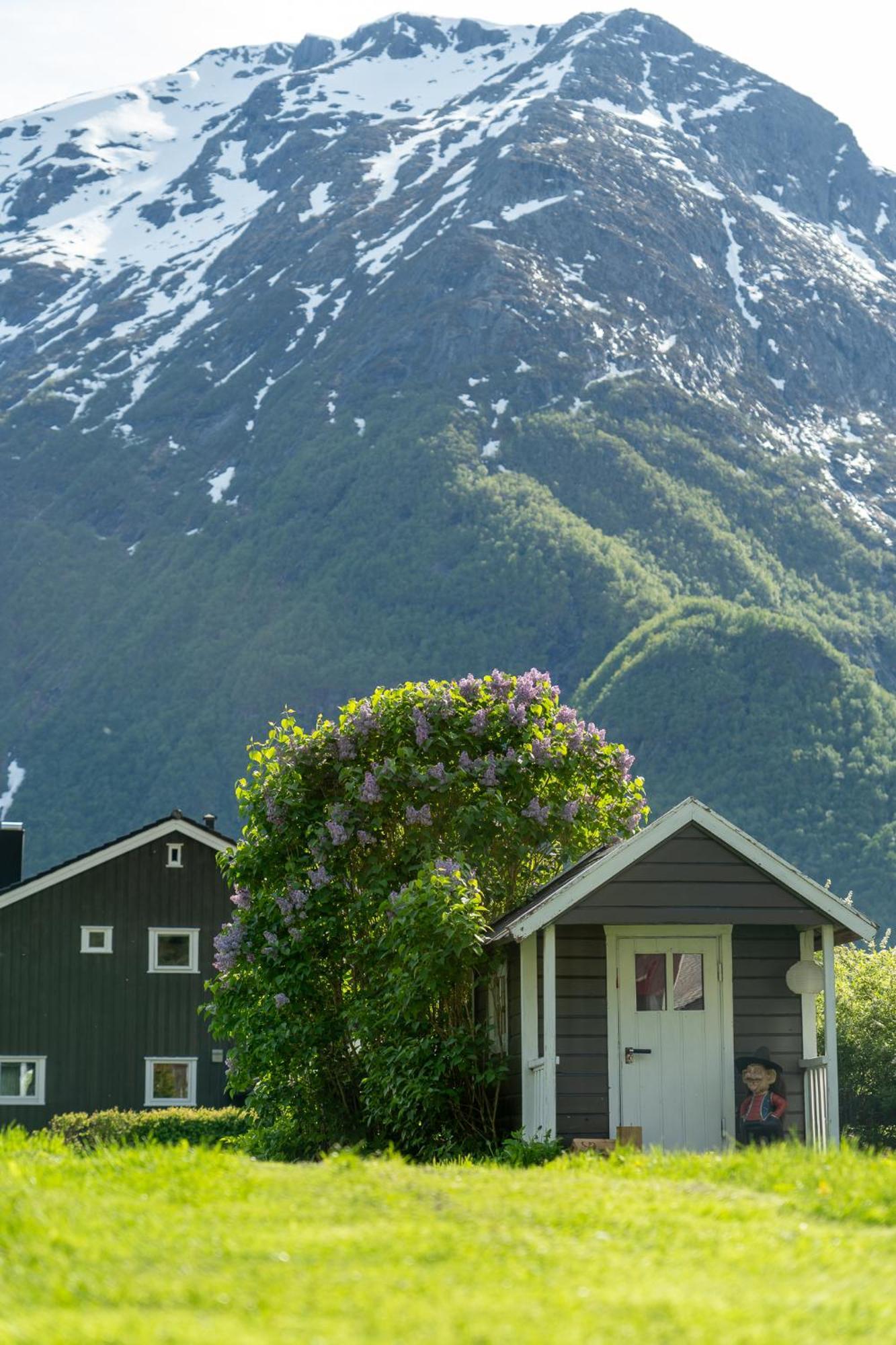 Lovely Underground Flat Andalsnes Apartamento Exterior foto